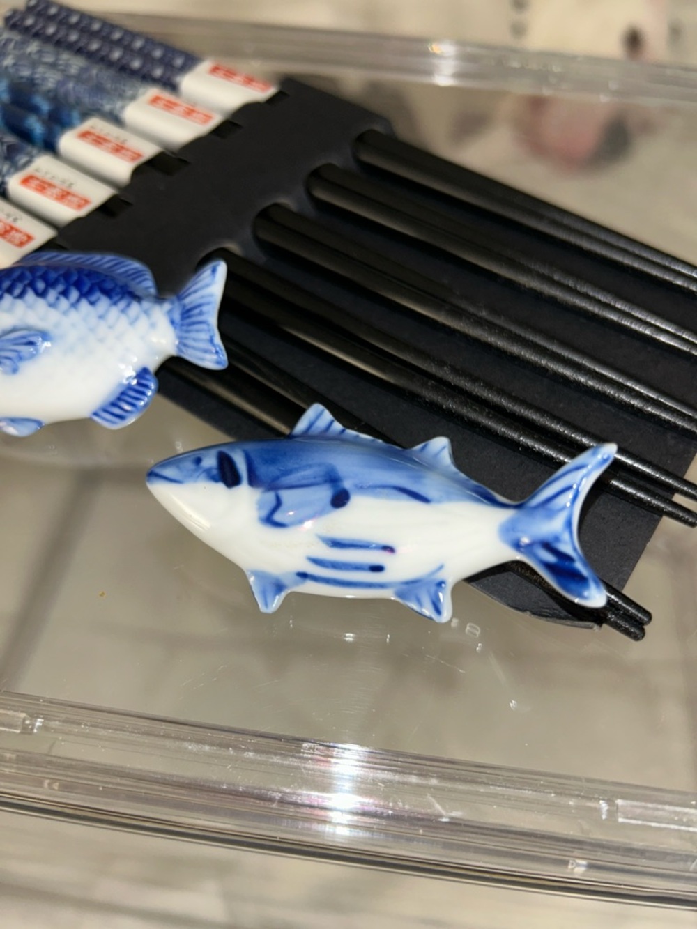 Set Of 4 Blue Wood Chopsticks & Set Of 2 Blue Ceramic Fish Chopstick Holders New - Picture 2 of 7